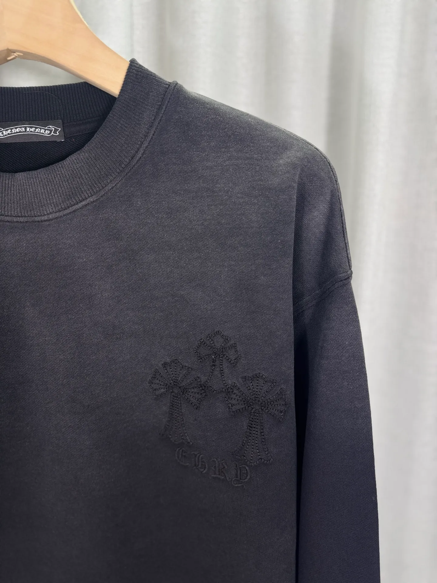 P260 top version, real shot without P, ​​different from market currency) 𝗖𝗵𝗿𝗼𝗺𝗲 𝗛𝗲𝗮𝗿𝘁𝘀/Cro Heart 2025 washed patch embroidery autumn and winter new original single counter American laser burnt 3D three-dimensional color embroidered couple casual sweatshirt 👑The highest version! Customized fabric 430g tripe terry fabric! American acid-washed and distressed original fabric laser burnt ✟appliqué embroidery and exquisite embroidery of letters! The best-selling model in the counter, very comfortable to wear. Accessories: original molded and authenticated collar label➕100% silk wash label. Genuine purchase-grade original hangtag➕matching hanging rope➕3D hanging beads➕original packaging bag. Craftsmanship: The original version has consistent wiring! The highest version of the armhole matching technique! Color: Red Black Size: S M L XL Style No.: 9309